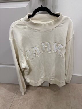 Parke L/XL Cream Bridal Mockneck Sweatshirt. 🍦⚡️
